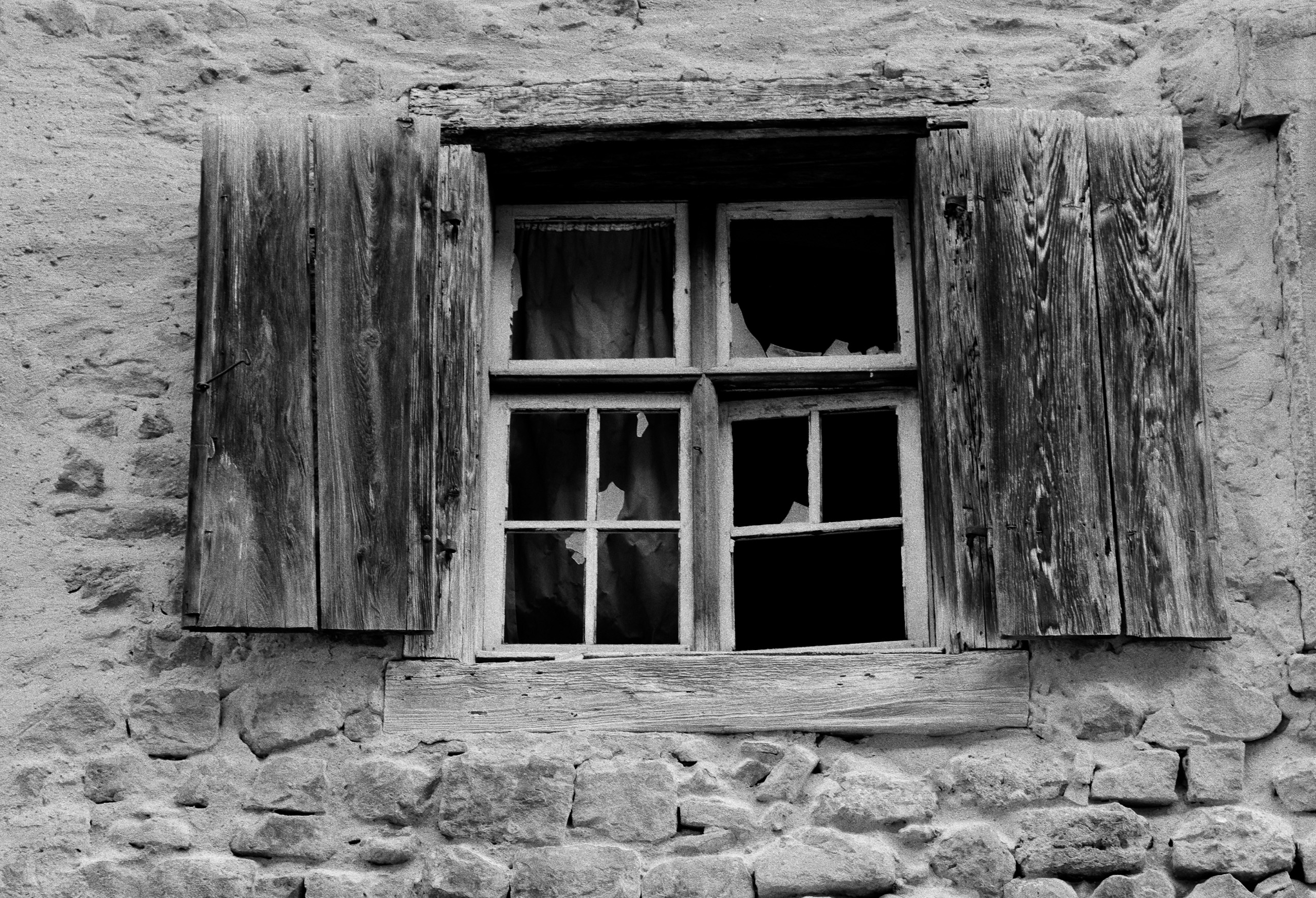 Fenêtre ancienne en noir et blanc photographiée par Daniel Muller