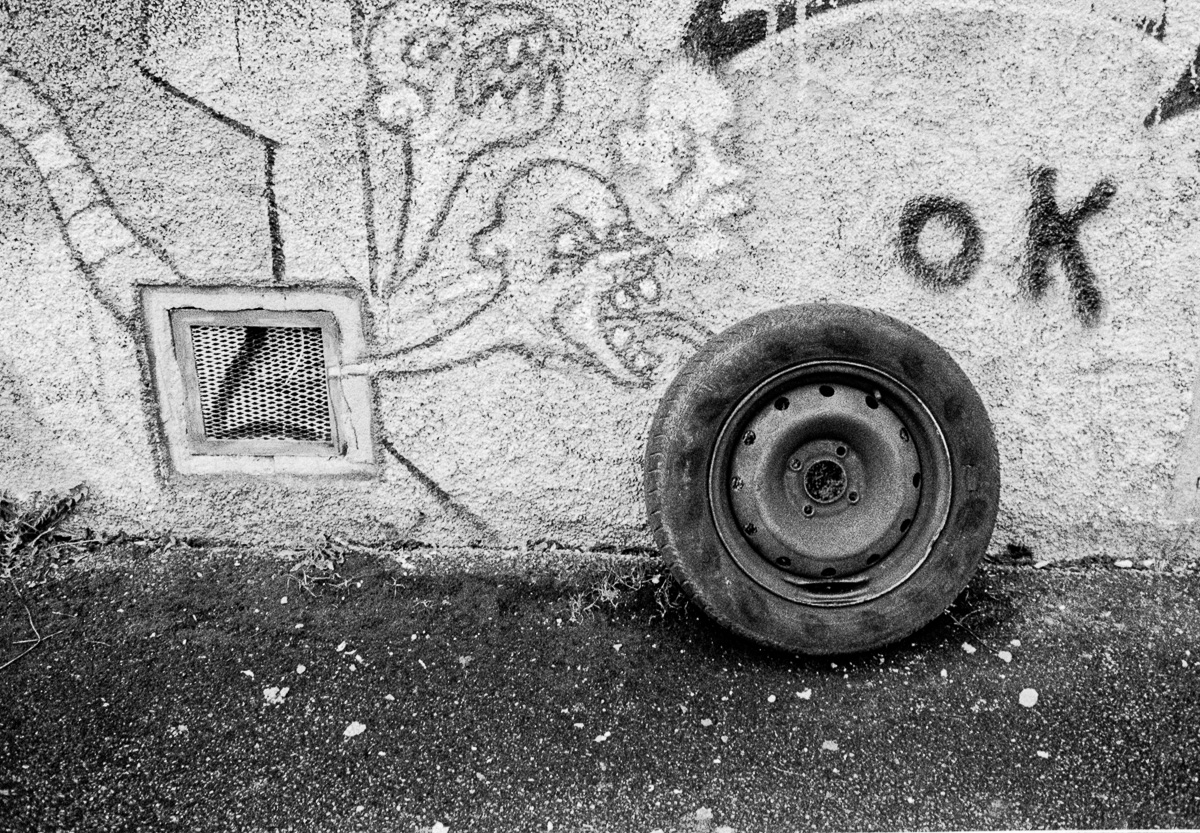 Détail en noir et blanc d’un mur marqué par le temps, photographié par Daniel Muller